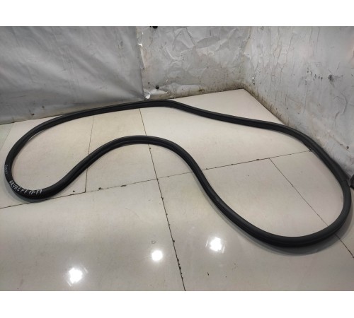 Уплотнитель двери (передний, правый)