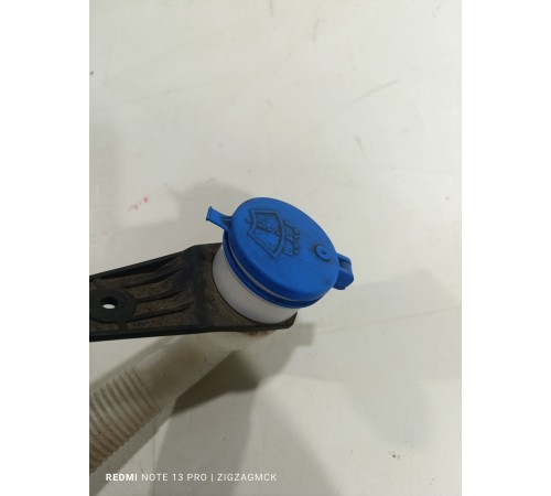 Горловина бачка омывателя с крышкой