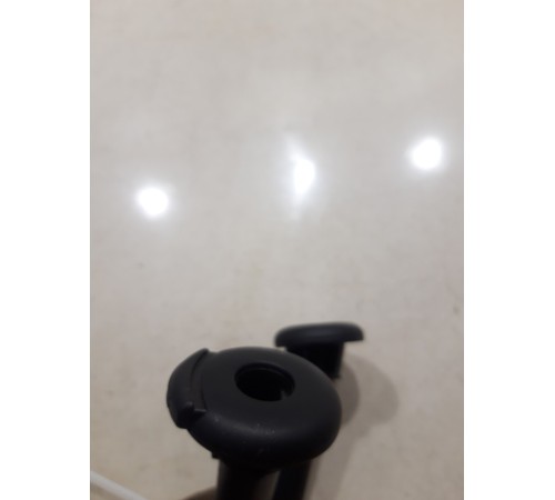 Комплект направляющих подголовника переднего левого 2шт.