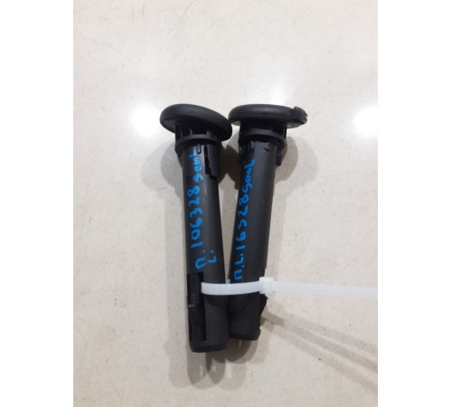 Комплект направляющих подголовника переднего левого 2шт.