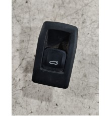 Кнопка открывания крышки багажника