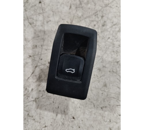 Кнопка открывания крышки багажника