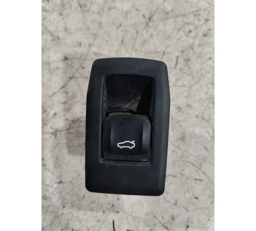 Кнопка открывания крышки багажника