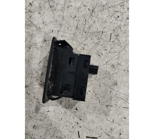 Кнопка открывания крышки багажника