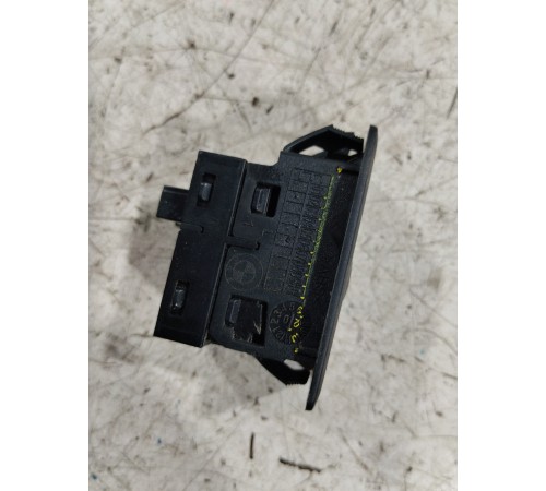 Кнопка открывания крышки багажника