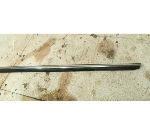 Наружний хромированный молдинг стекла двери задней правой