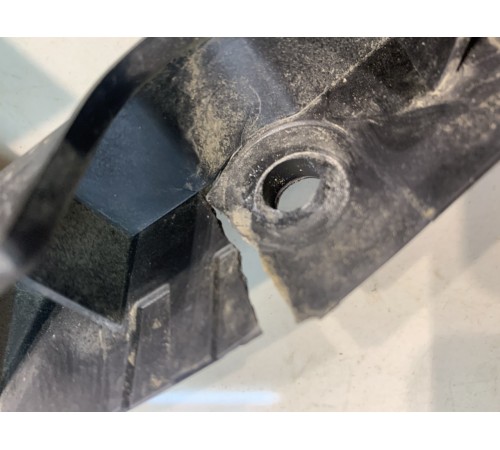 Кронштейн заднего бампера (правый)