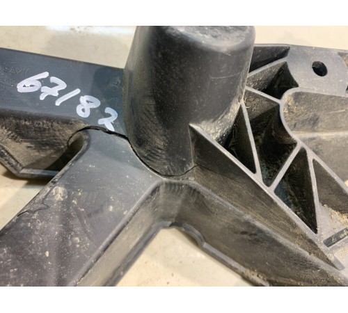 Кронштейн заднего бампера (правый)