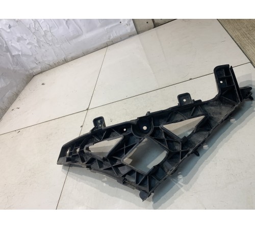 Кронштейн заднего бампера (правый)