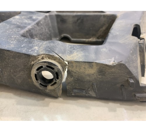 Кронштейн заднего бампера (правый)