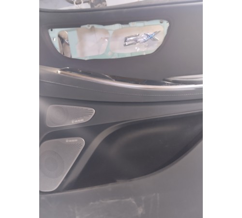 Обшивка двери передняя правая