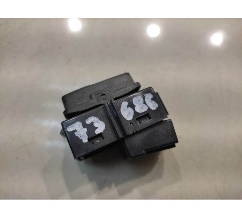 Кнопка центрального замка (передняя, левая)