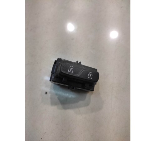 Кнопка центрального замка (передняя, левая)