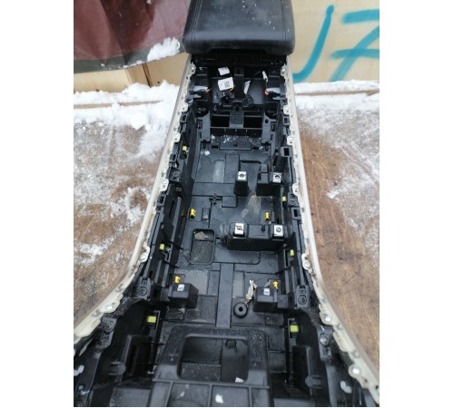 Центральная консоль с подлокотником