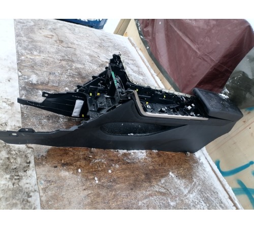 Центральная консоль с подлокотником