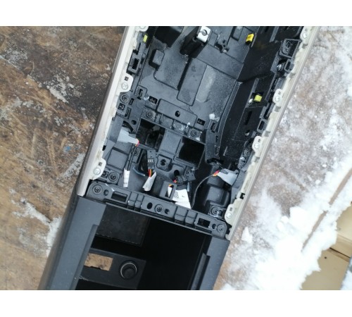 Центральная консоль с подлокотником