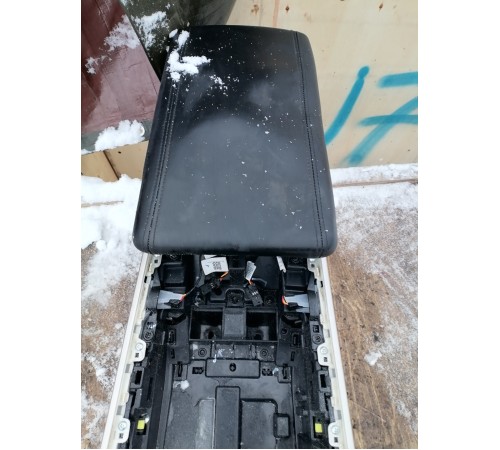 Центральная консоль с подлокотником