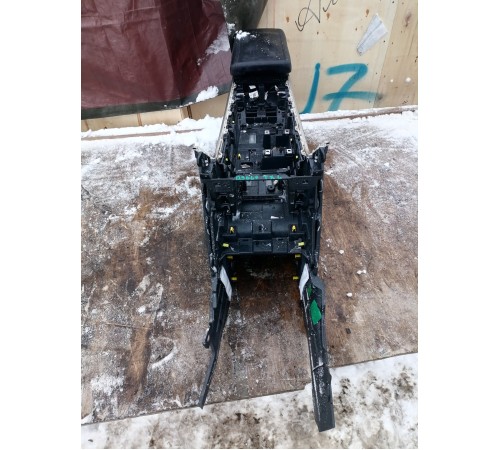 Центральная консоль с подлокотником