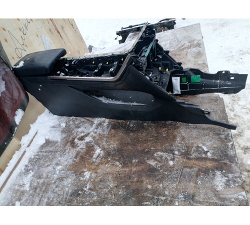 Центральная консоль с подлокотником