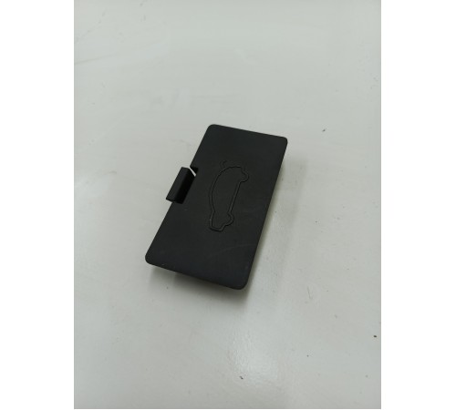 Заглушка кнопки закрывания двери крышки багажника