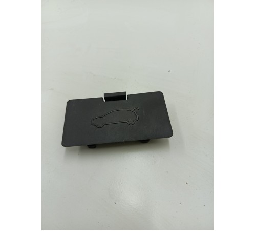 Заглушка кнопки закрывания двери крышки багажника