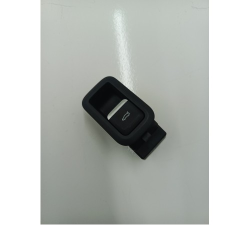 Кнопка открывания багажника