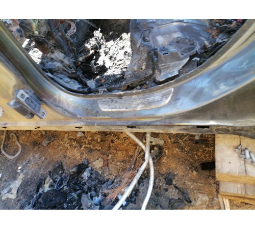 Порог с центральной стойкой левый