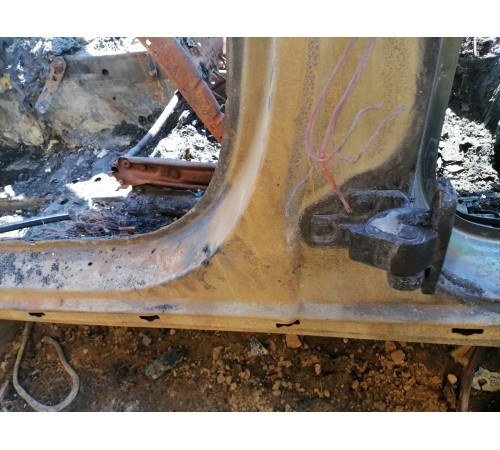 Порог с центральной стойкой левый