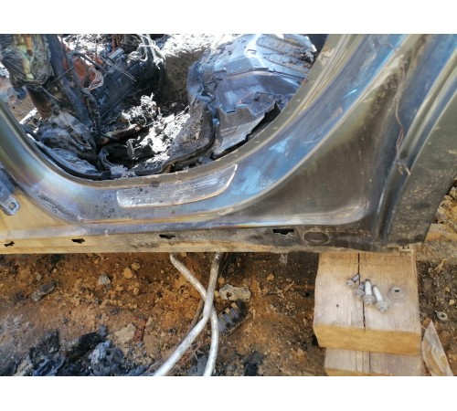 Порог с центральной стойкой левый