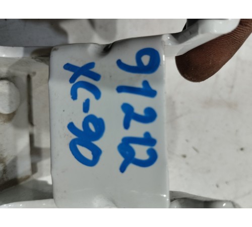 Петля крышки багажника