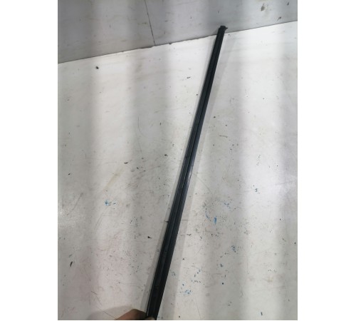 Уплотнитель лобового стекла правый