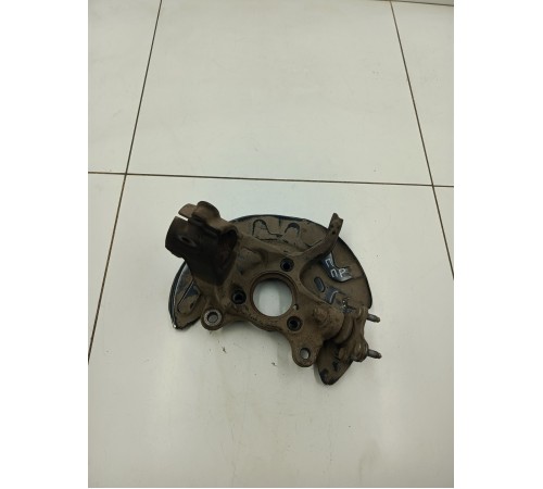 Кулак поворотный передний правый