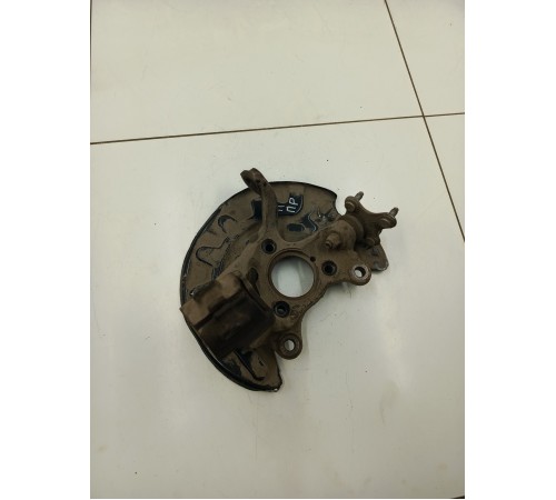 Кулак поворотный передний правый