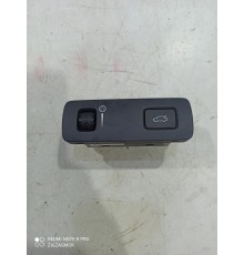 Кнопка открывания багажника