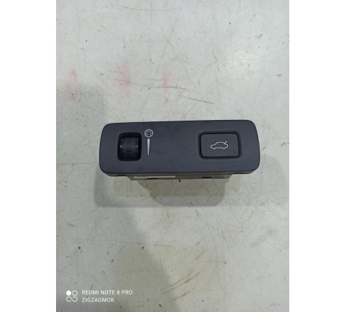 Кнопка открывания багажника