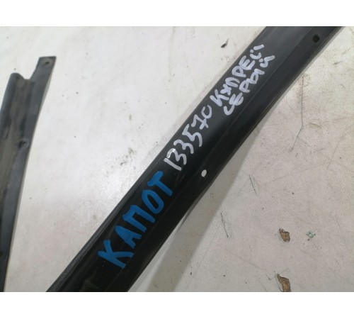 Уплотнитель капота