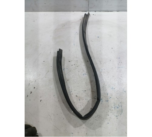 Уплотнитель капота