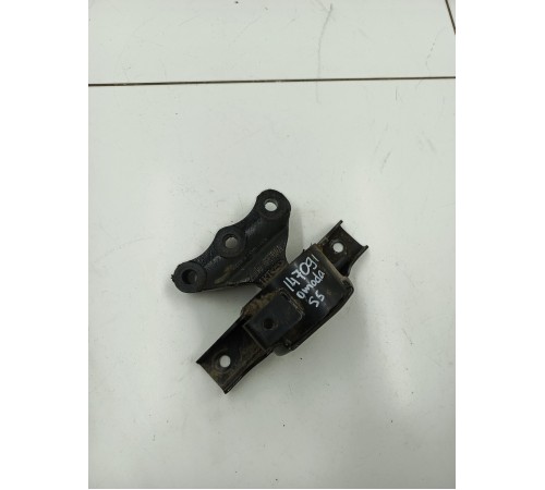 Опора двигателя левая