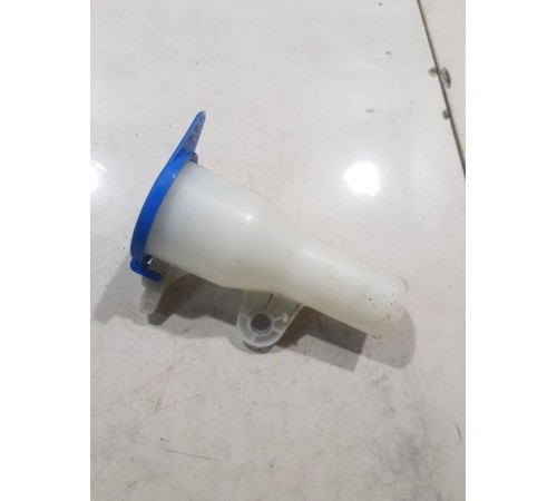 Горловина бачка омывателя с крышкой