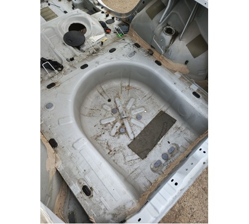 Ниша багажника запасного колеса