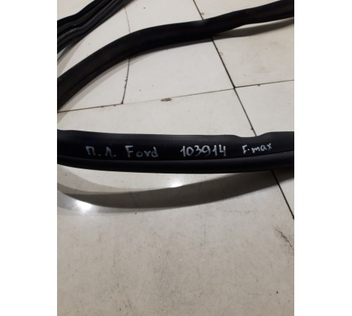 Уплотнитель двери(передний левый)