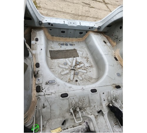 Ниша багажника запасного колеса