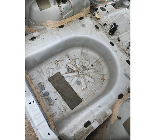 Ниша багажника запасного колеса