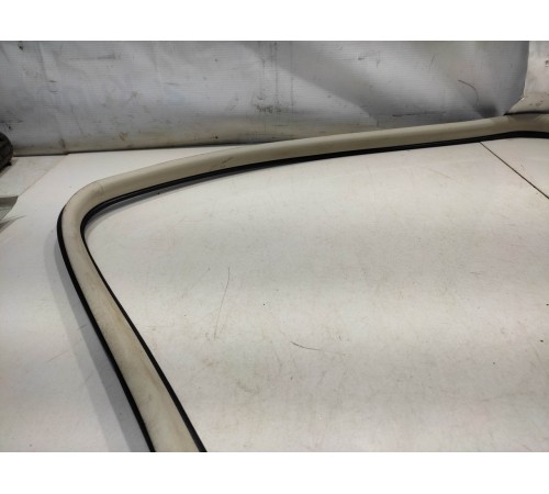 Уплотнитель двери (задний, правый)