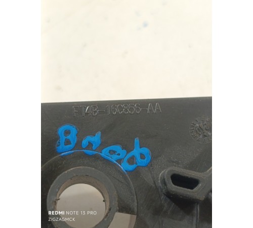 Кронштейн ручки открывания капота