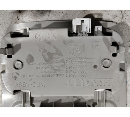 Плафон внутреннего освещения салона