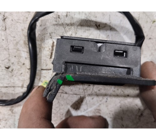 Кнопка открывания багажника