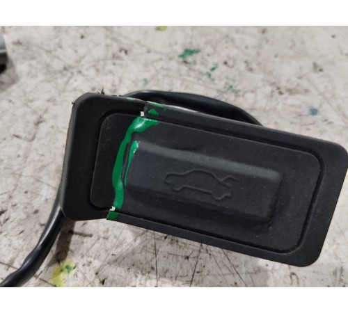 Кнопка открывания багажника