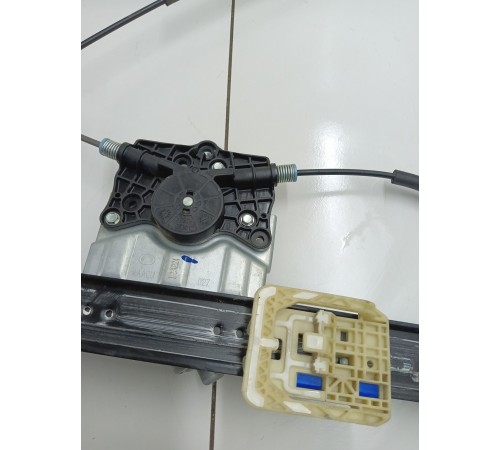 Стеклоподьемник передний левый с моторчиком