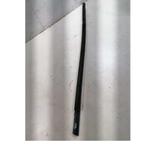 Уплотнитель стекла передний левый (наружный)